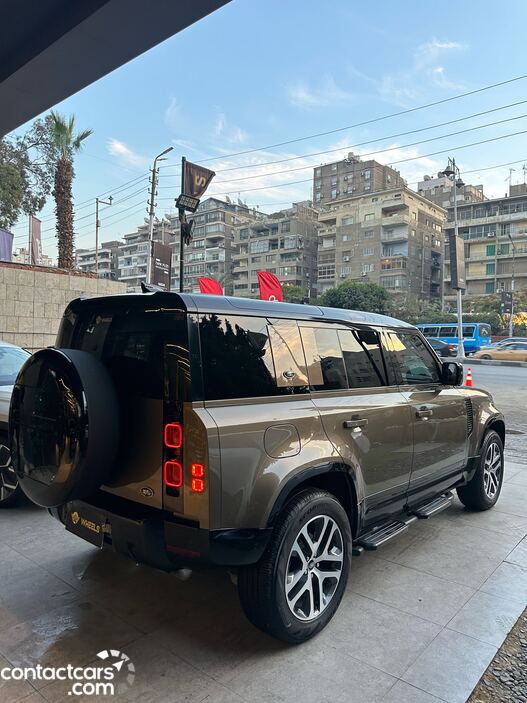 Defender HSE P300 (7)seats - لاند روفر مستعملة للبيع | كونتكت كارز