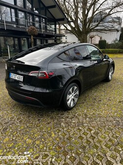 Tesla Model  Y 2023
